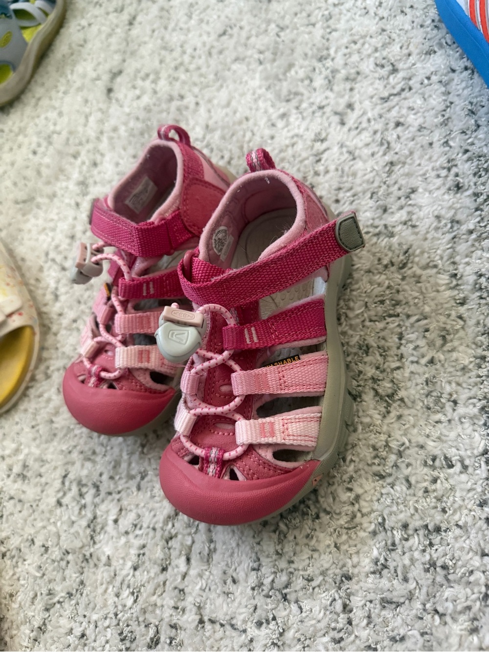 Keen H2 Newport Pink Kids Closed-Toe Sandals EUC size 9 girls